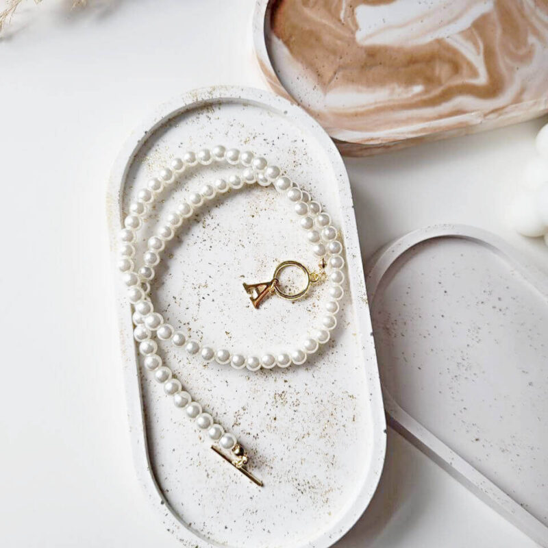 Owalna podkładka z gipsu – dekoracyjna taca na świece i biżuterię z delikatnym złotym połyskiem