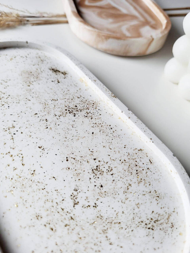 Owalna podkładka z gipsu – dekoracyjna taca na świece i biżuterię z delikatnym złotym połyskiem