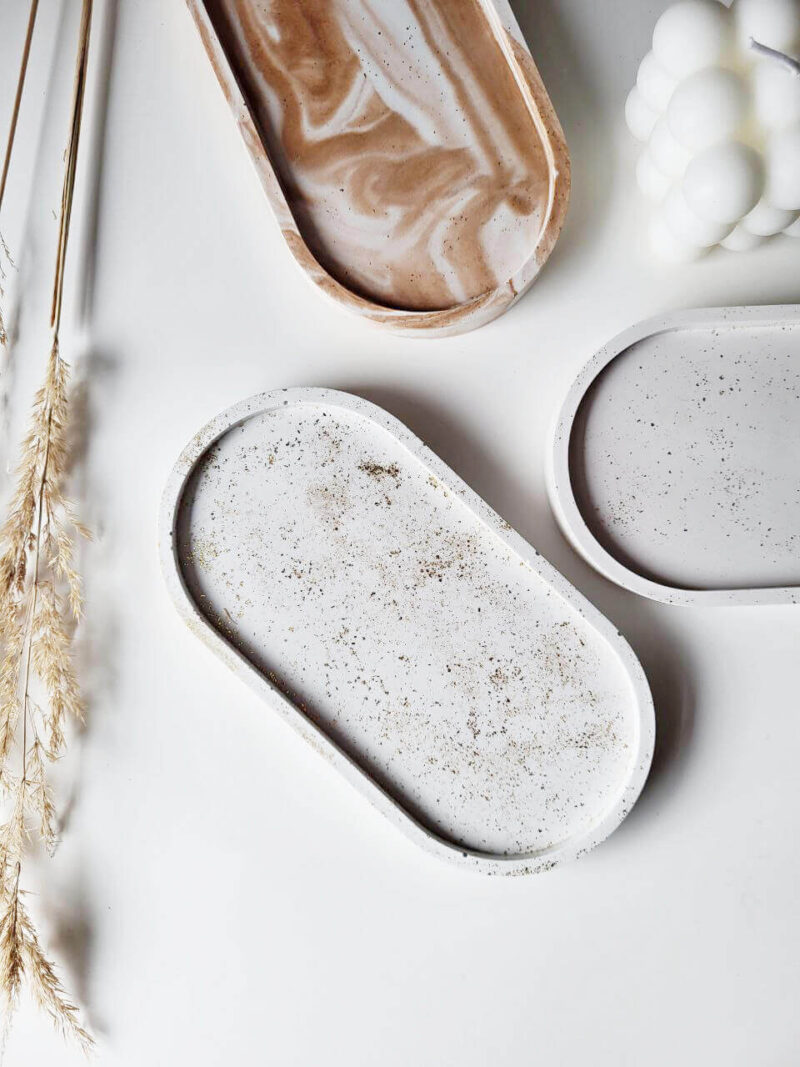 Owalna podkładka z gipsu – dekoracyjna taca na świece i biżuterię z delikatnym złotym połyskiem