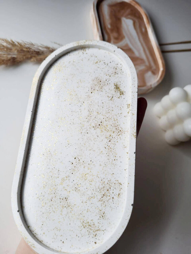 Owalna podkładka z gipsu – dekoracyjna taca na świece i biżuterię z delikatnym złotym połyskiem