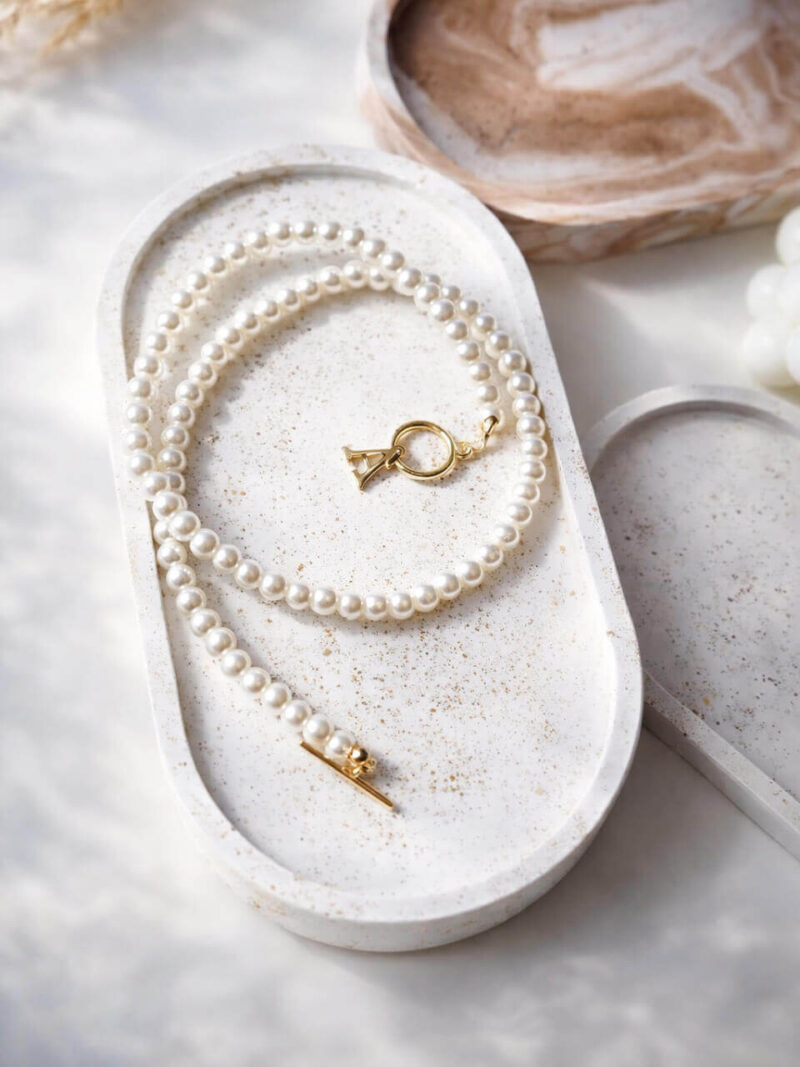 Owalna podkładka z gipsu – dekoracyjna taca na świece i biżuterię z delikatnym złotym połyskiem